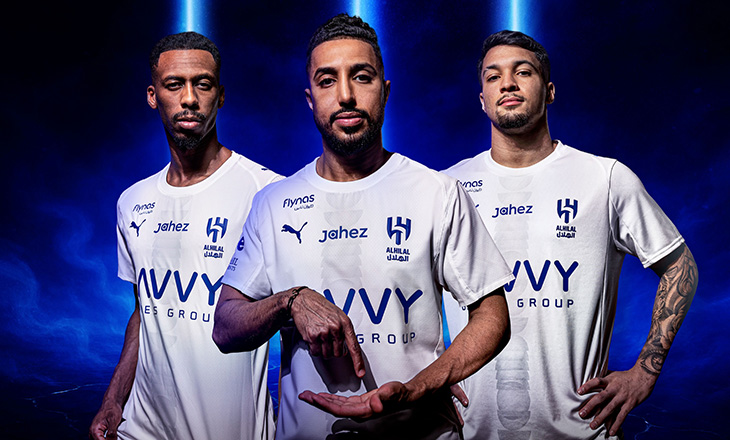 "متجذرون في المجد" بوما ونادي الهلال يطلقان أطقم الموسم الجديد